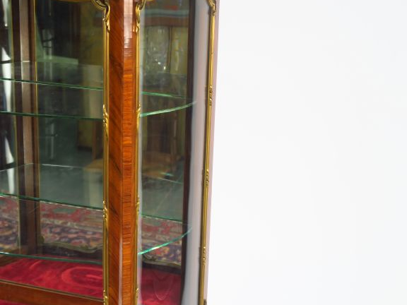 SORMANI. Vitrine de style Louis XV en marqueterie. Très belle ornement