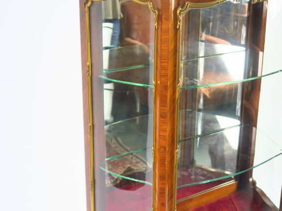 SORMANI. Vitrine de style Louis XV en marqueterie. Très belle ornement