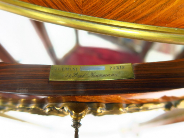 SORMANI. Vitrine de style Louis XV en marqueterie. Très belle ornement