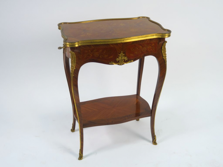 MILLET à Paris. Table d'appoint de style Louis XV en marqueterie, à dé