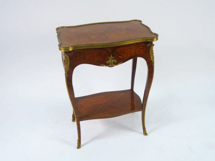 MILLET à Paris. Table d'appoint de style Louis XV en marqueterie, à dé