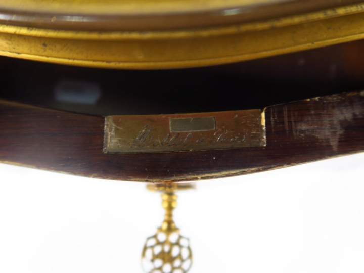 MILLET à Paris. Table d'appoint de style Louis XV en marqueterie, à dé