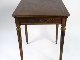Vente aux enchères SORMANI. Table à jeux "portefeuille" en acajou, ornementation de bronz