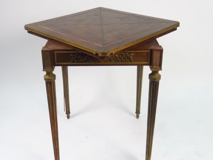 SORMANI. Table à jeux "portefeuille" en acajou, ornementation de bronz