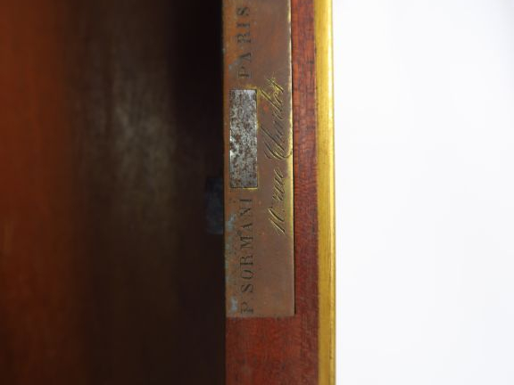 SORMANI. Table à jeux "portefeuille" en acajou, ornementation de bronz