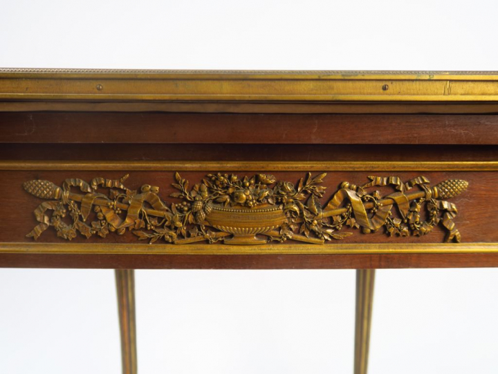 SORMANI. Table à jeux "portefeuille" en acajou, ornementation de bronz