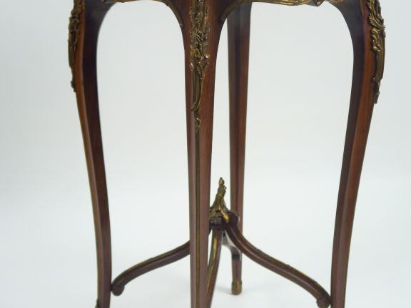 Guéridon Napoléon III en acajou, ornementation de bronze, dessus marbr