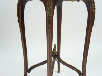 Vente aux enchères Guéridon Napoléon III en acajou, ornementation de bronze, dessus marbr