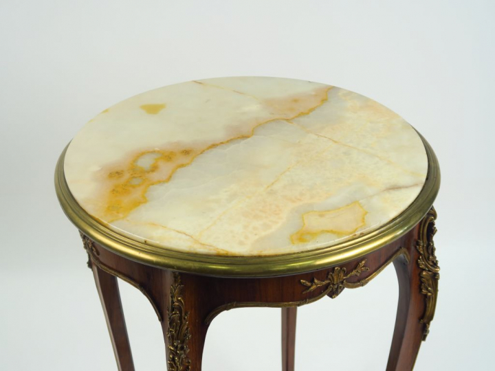 Guéridon Napoléon III en acajou, ornementation de bronze, dessus marbr