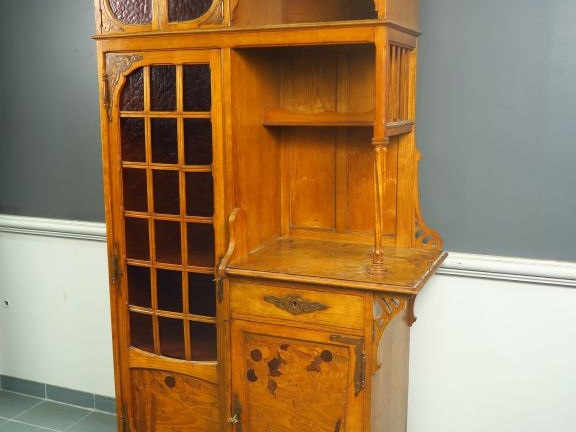 Buffet Art nouveau marqueté et pyrogravé à décor de fruits et d’épis d