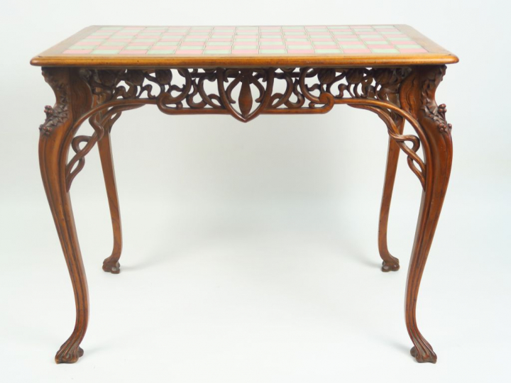 Table Art Nouveau en noyer mouluré et sculpté à décor  de rinceaux et 
