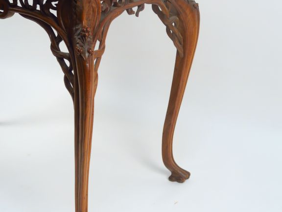 Table Art Nouveau en noyer mouluré et sculpté à décor  de rinceaux et 