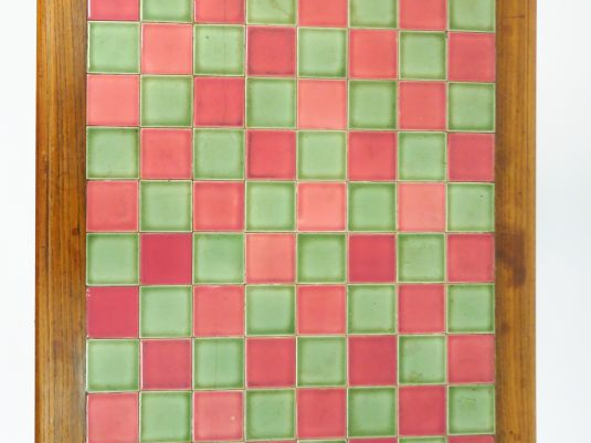 Table Art Nouveau en noyer mouluré et sculpté à décor  de rinceaux et 