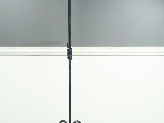 Lampadaire de style Art Déco en fer forgé.  H. : 184 cm.