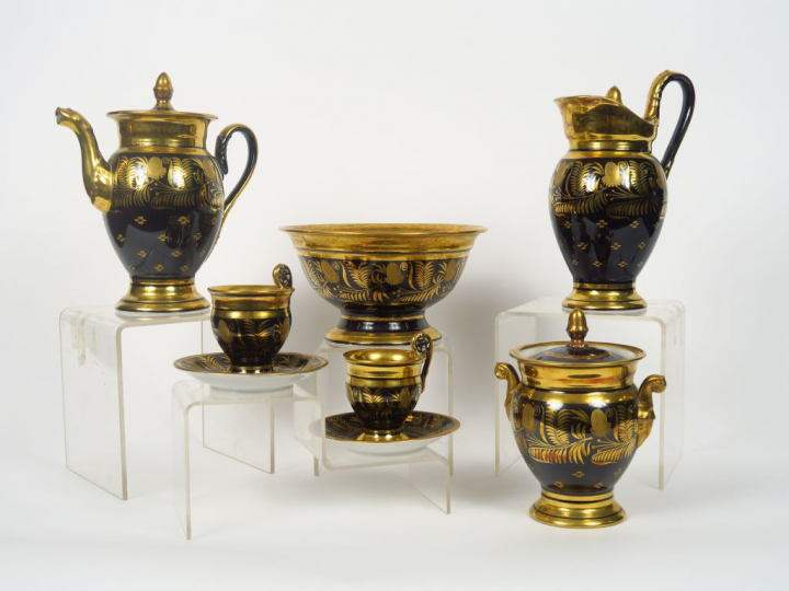 Service à café Restauration en porcelaine noire et dorée à décor de ri