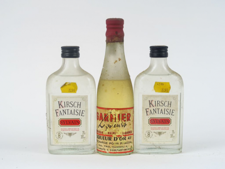 3 FLACONS : 2 FLASKS KIRSCH FANTAISIE - 1 LIQUEUR D'OR GARNIER 43°
