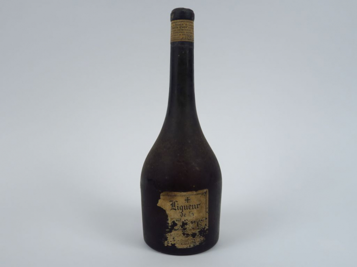 1 TRES VIEILLE BOUTEILLE LIQUEUR 'VIEILLE CURE' - ETA