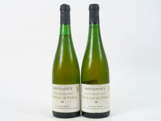 Vente aux enchères 2 BOUTEILLES BONNEZEAUX CHÂTEAU DE FESLES - 1982 - 1 à 1 CM/1 à 3 CLM