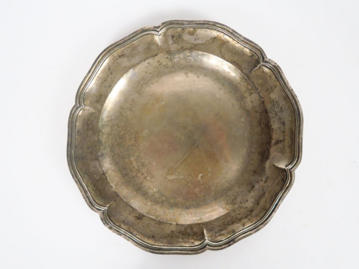 Jatte Louis XV en argent, armoriée.  Poids. 781 gr