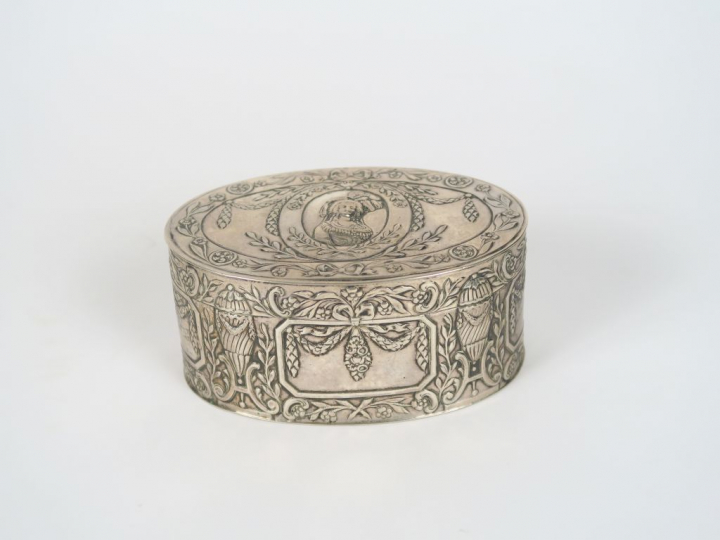 Boite ovale de style Louis XVI en argent étranger et vermeil.  Poids. 