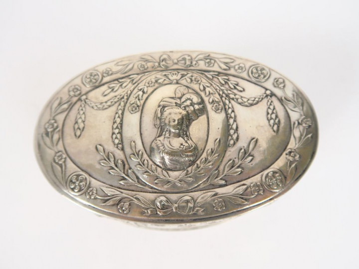 Boite ovale de style Louis XVI en argent étranger et vermeil.  Poids. 