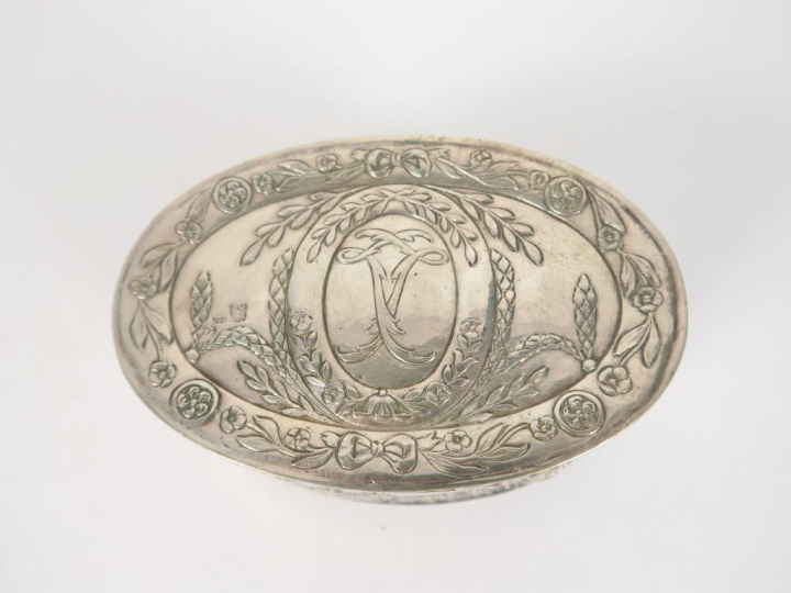 Boite ovale de style Louis XVI en argent étranger et vermeil.  Poids. 