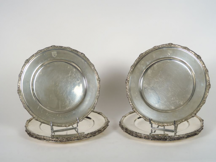 Suite de  huit assiettes en argent 925, aîle légèrement polylobée à dé