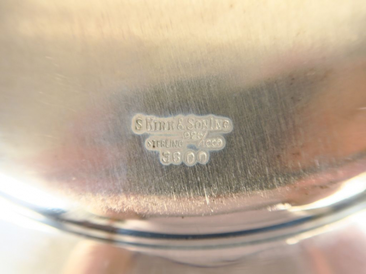 Suite de  huit assiettes en argent 925, aîle légèrement polylobée à dé