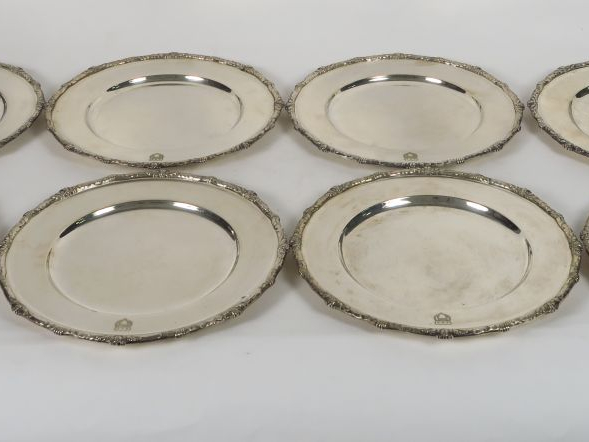 Suite de  huit assiettes en argent 925, aîle légèrement polylobée à dé