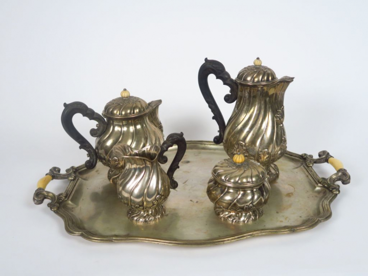 Service à café et à thé de style Louis XV en argent, à décor de feuill