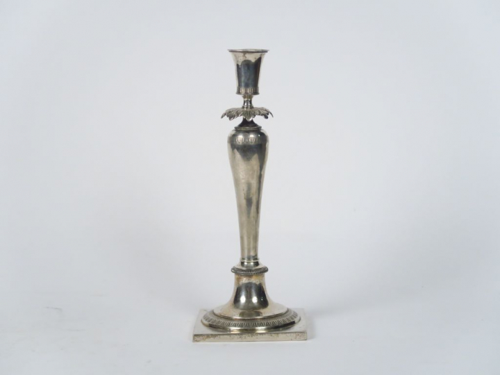 Bougeoir en argent étranger, à décor de feuille d'eau et de feuillage.