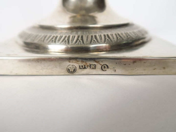 Bougeoir en argent étranger, à décor de feuille d'eau et de feuillage.