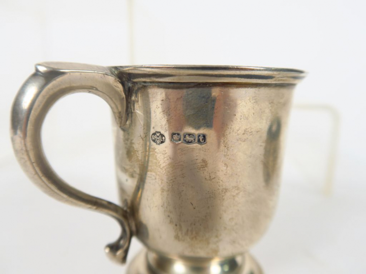 Petit vase à anses en argent anglais. On y joint deux boites en argent