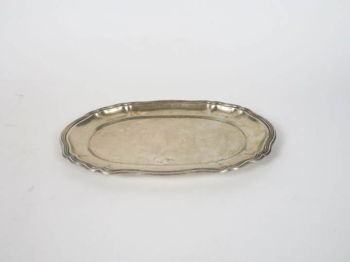 Petit plat ovale de style Louis XVI en argent.  Poids. 264 gr