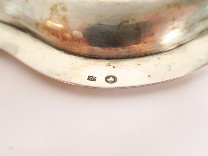 Petit plat ovale de style Louis XVI en argent.  Poids. 264 gr