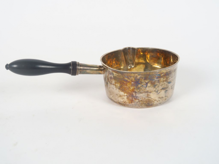 Casserole en argent, poinçon Vieillard, manche en bois noirci. Poids t