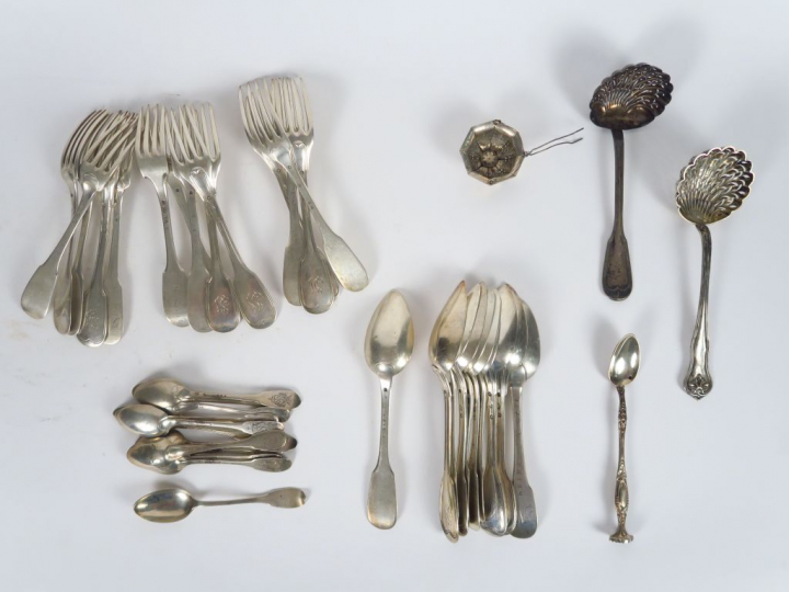 Couverts dépareillés en argent.  Poids. 2130 g  On y joint une saupoud