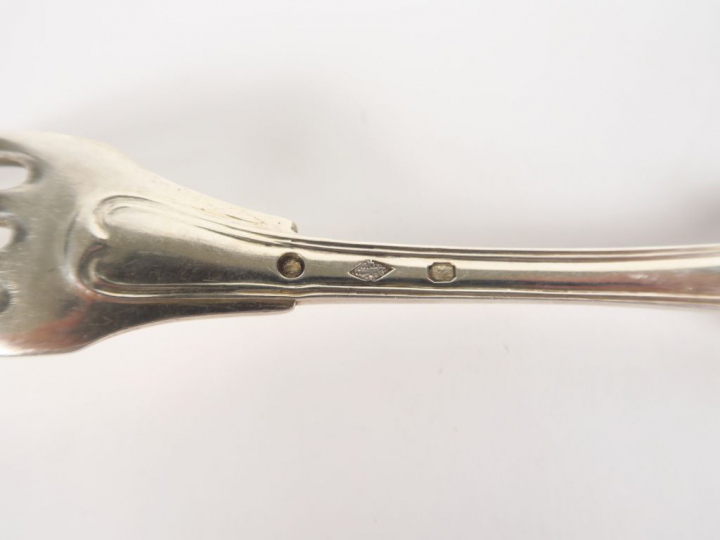 Couverts dépareillés en argent.  Poids. 2130 g  On y joint une saupoud