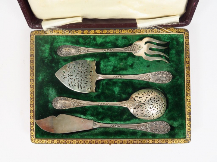 Service à hors d'oeuvre de style rocaille en argent, poinçon Minerve. 