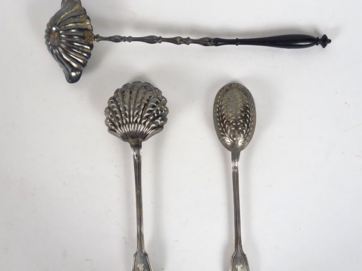 Deux différents saupoudroirs en argent modèle à filet, monogrammés. On