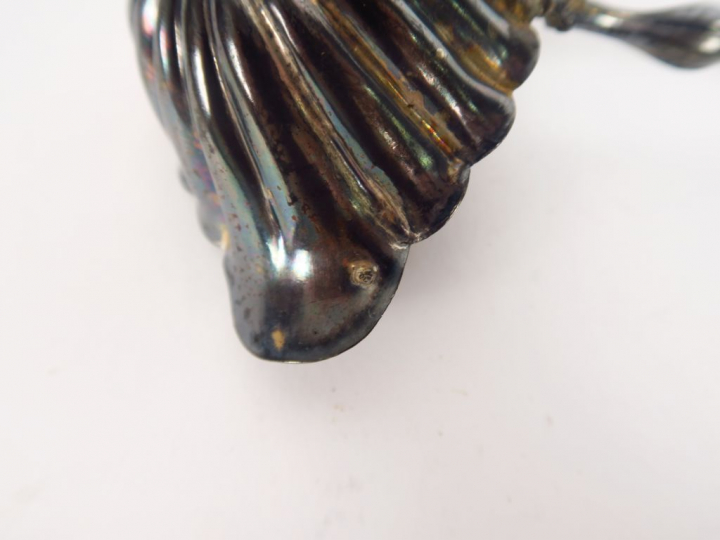 Deux différents saupoudroirs en argent modèle à filet, monogrammés. On