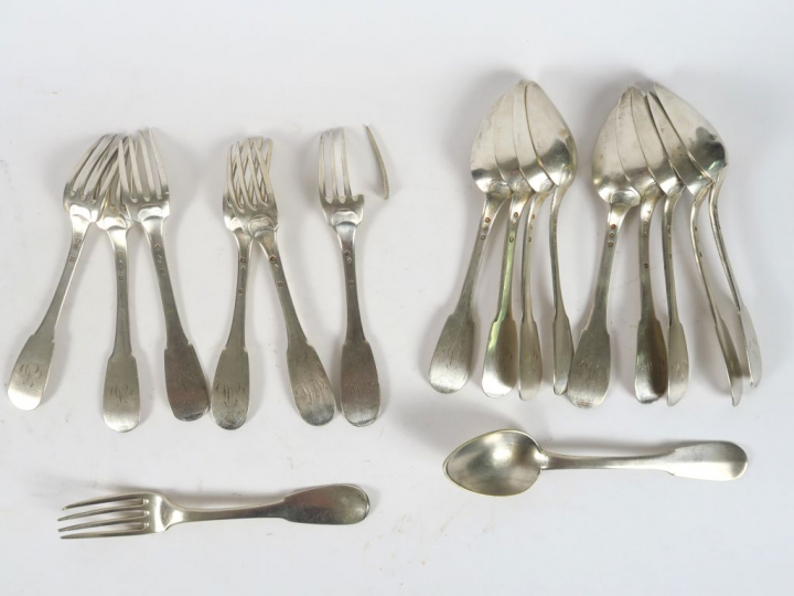 Couverts en argent, poinçon Vieillard, modèle uniplat, monogrammés. . 