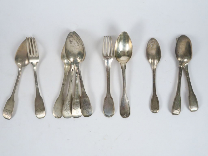 Différents couverts, modèles et poinçons dépareillés. Poids. 830 gr