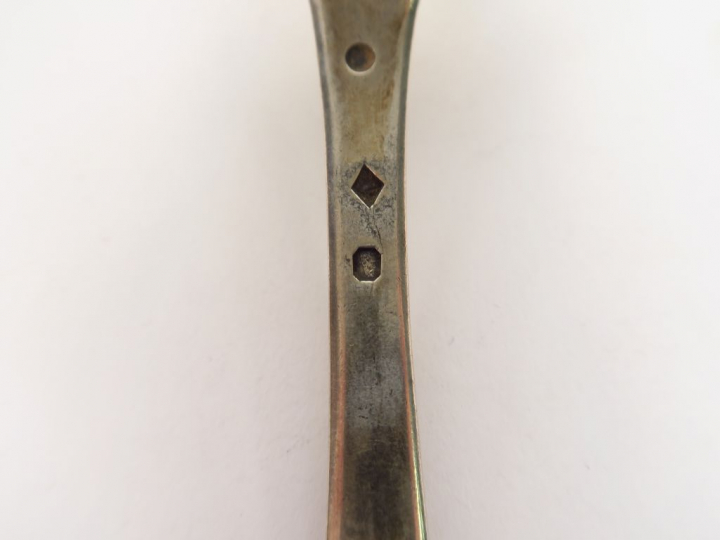 Différents couverts, modèles et poinçons dépareillés. Poids. 830 gr