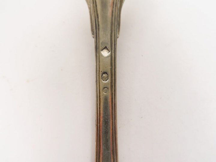 Différents couverts, modèles et poinçons dépareillés. Poids. 830 gr