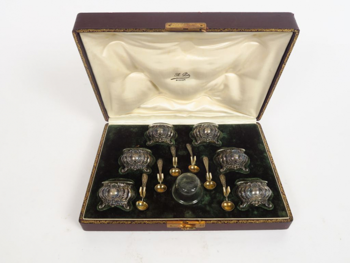 Six salerons de style rocaille en argent et vermeil avec leur pelle à 