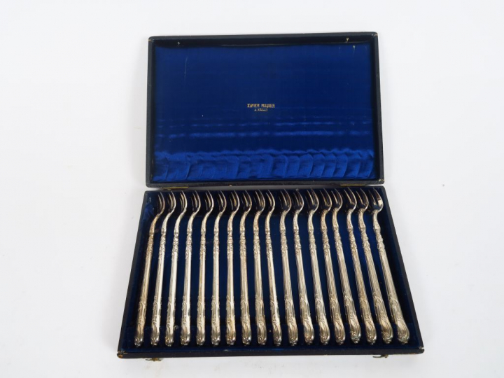 CHRISTOFLE. Dix-huit fourchettes à huitres Napoléon III de style rocai