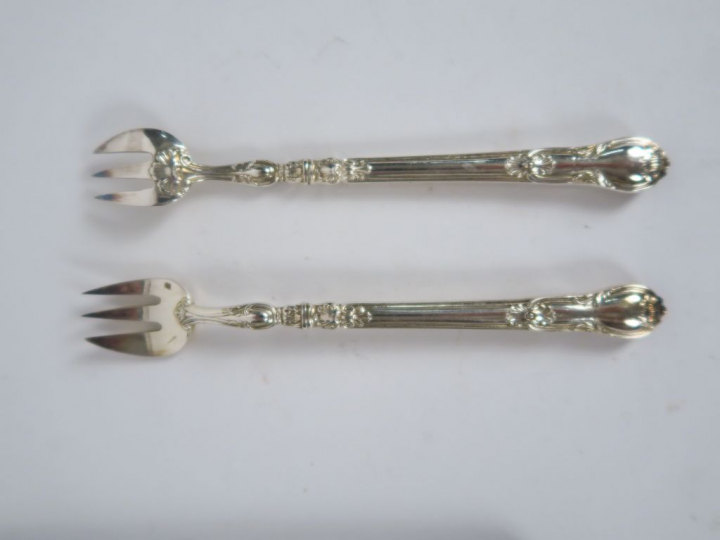 CHRISTOFLE. Dix-huit fourchettes à huitres Napoléon III de style rocai