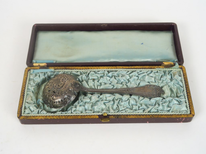 Saupoudreuse Napoléon III en argent, poinçon Minerve. Poids. 53 gr