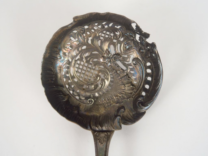 Saupoudreuse Napoléon III en argent, poinçon Minerve. Poids. 53 gr